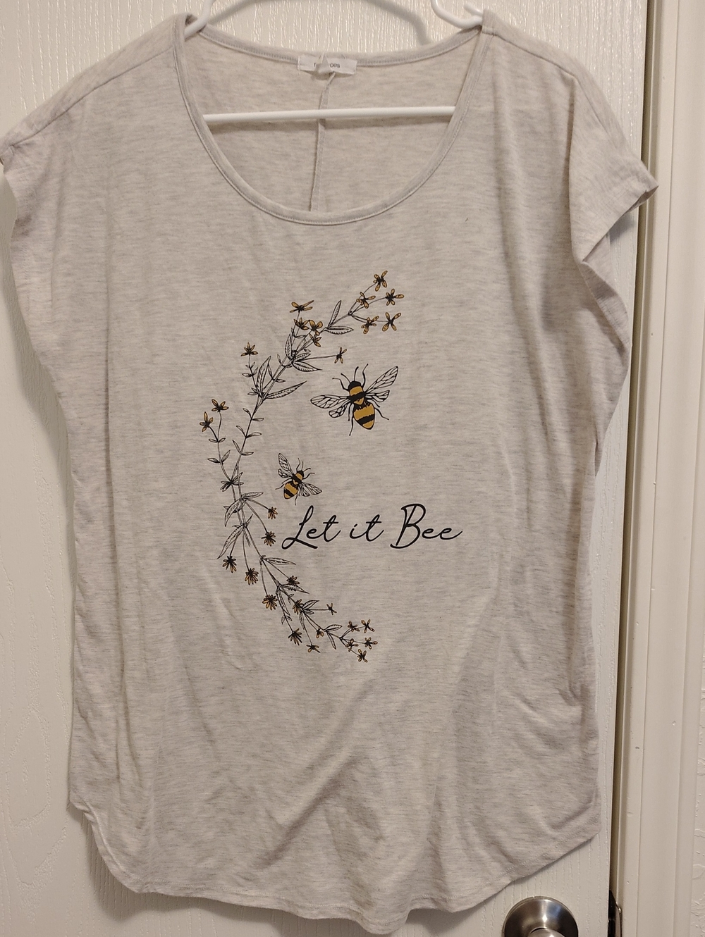 Maurices Light Gray Bee Graphic Short Sleeve Tee